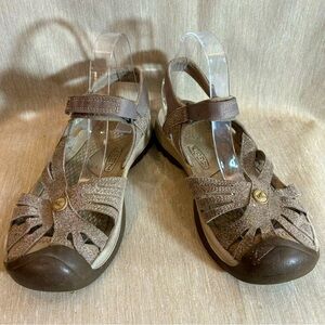KEEN Sz 9 Rose Low Top Velcro Closure Washable Weather Proof Hiking Sandals